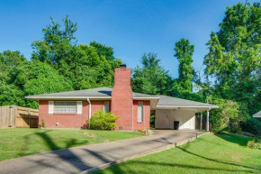 Inviting Vicksburg Home with Patio and Charcoal Grill!